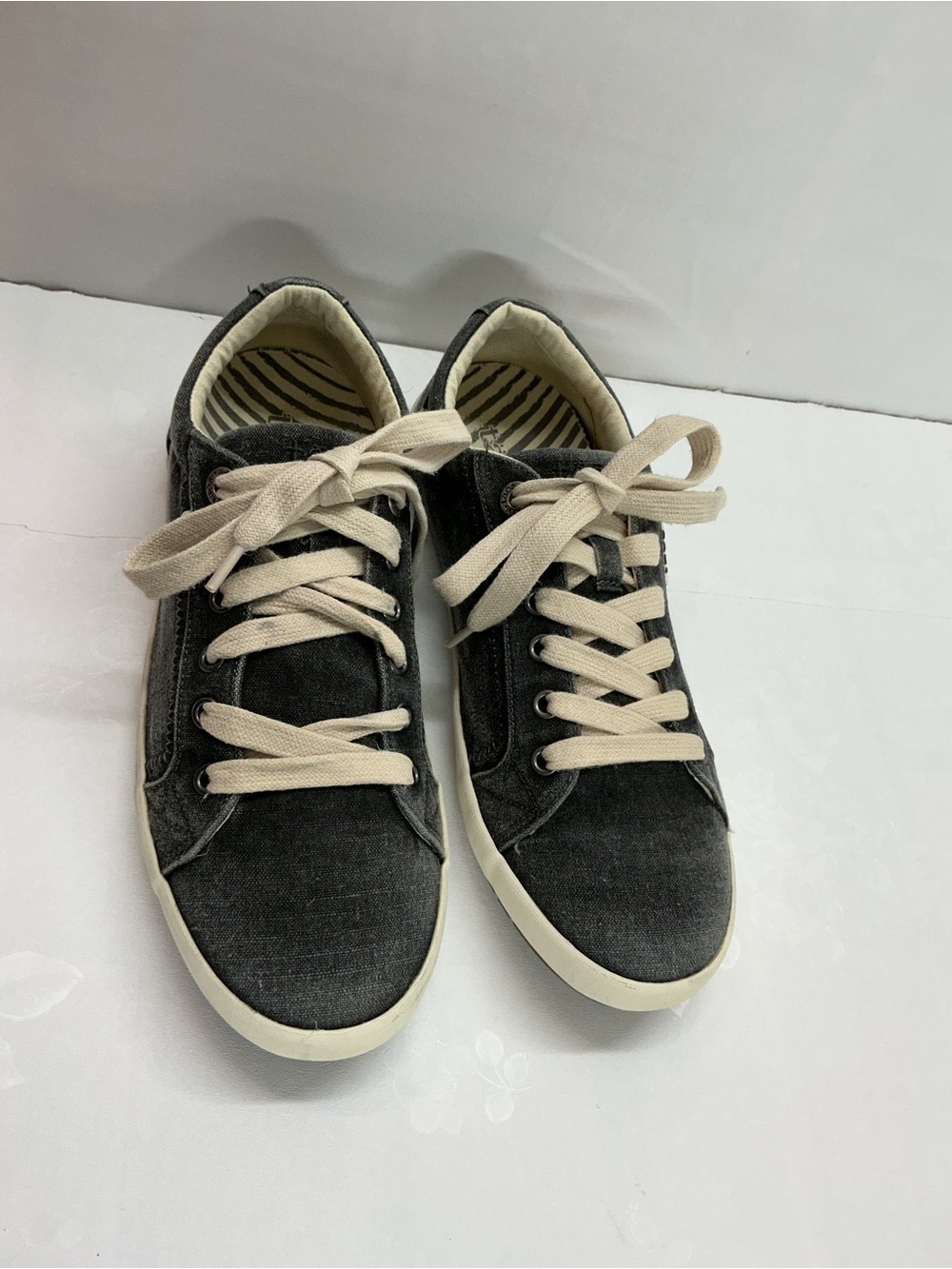 Taos Footwear Men’s Charcoal Canvas Sneakers with Cream Laces faded black color